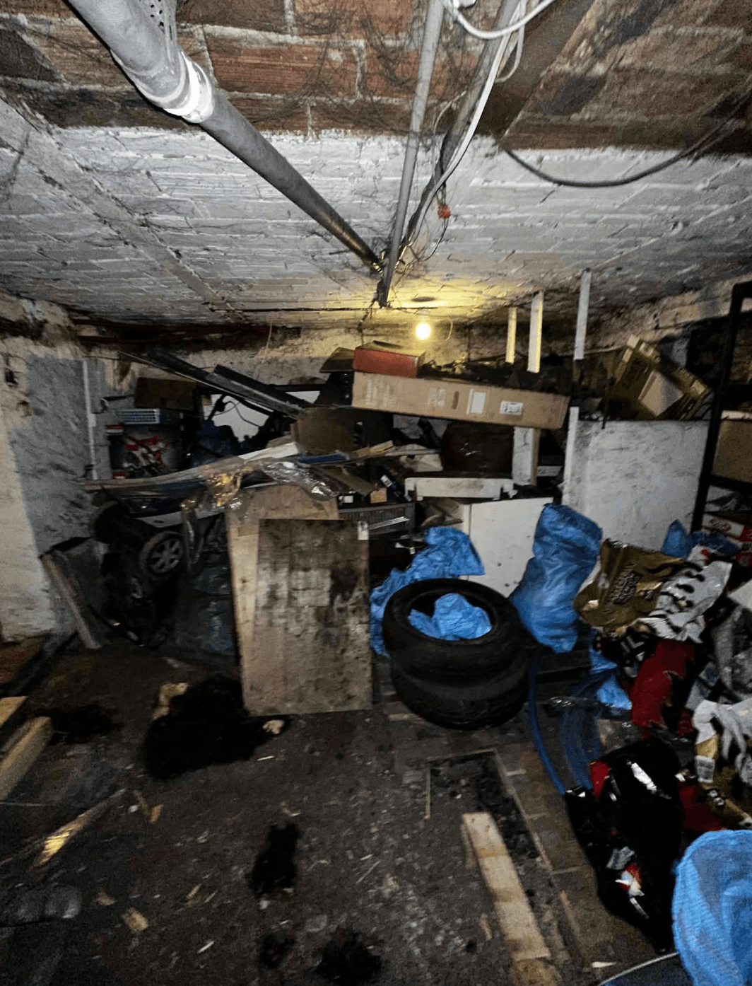 Stan przed: opróżnianie zagraconej piwnicy i wywóz śmieci - Śląsk